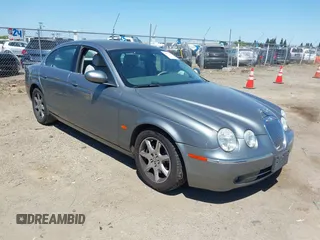 2005 Jaguar S-Type z VIN SAJWA01U55HN15837, wystawiony jako IAAI lot #42311756 z przebiegiem 15 016 mil mil oraz . Historia ofert i sprzedaży dostępna na DreamBid. Obrazek 1.