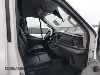 2022 Ford Transit Cargo z VIN 1FTBR1X84NKA82407, wystawiony jako IAAI lot #41503201 z przebiegiem 53 194 mil mil oraz . Historia ofert i sprzedaży dostępna na DreamBid. Obrazek 5.