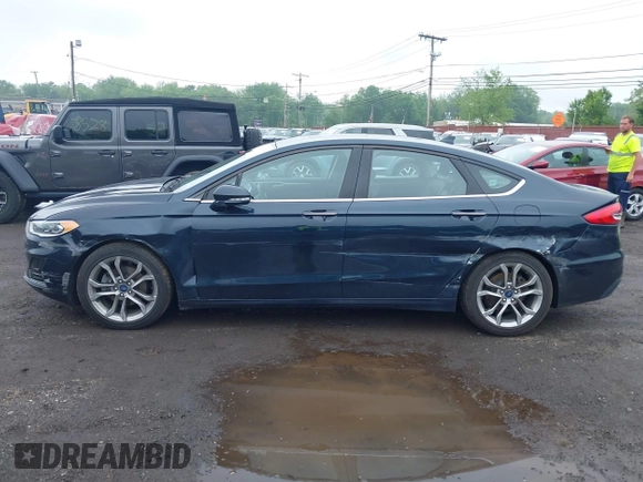 2020 Ford Fusion SEL z VIN 3FA6P0CD9LR183400, wystawiony jako IAAI lot #42271491 z przebiegiem 52 020 mil mil oraz . Historia ofert i sprzedaży dostępna na DreamBid. Obrazek 14.