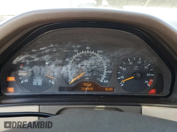 1997 Mercedes-Benz E-Class with VIN WDBJF55F8VJ031008, listed as a Copart auction lot 74305684 with 308,905 mi miles and Clean Title. Bid and sale history available at carsss.com. Image 9.