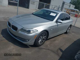2013 BMW 5 Series 528i xDrive z VIN WBAXH5C51DDW16832, wystawiony jako IAAI lot #42428437 z przebiegiem 209 305 mil mil oraz . Historia ofert i sprzedaży dostępna na DreamBid. Obrazek 2.
