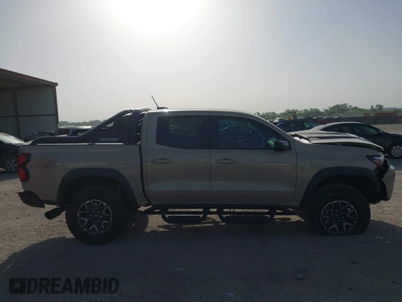 2024 Chevrolet Colorado 4WD ZR2 z VIN 1GCPTFEK4R1145701, wystawiony jako IAAI lot #42262513 z przebiegiem 8 666 mil mil oraz . Historia ofert i sprzedaży dostępna na DreamBid. Obrazek 13.