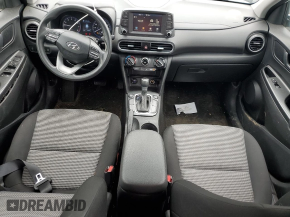 2021 Hyundai Kona SE z VIN KM8K1CAA7MU659637, wystawiony jako Copart lot #54394795 z przebiegiem 90 366 mil mil oraz Szkody całkowita. Historia ofert i sprzedaży dostępna na DreamBid. Obrazek 8.