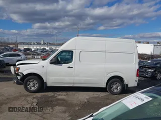 2021 Nissan NV Cargo SV z VIN 1N6BF0LY1MN806850, wystawiony jako IAAI lot #41500860 z przebiegiem 94 928 mil mil oraz . Historia ofert i sprzedaży dostępna na DreamBid. Obrazek 14.