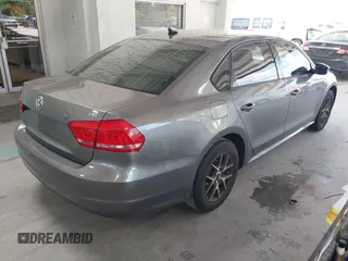 2015 Volkswagen Passat Limited Edition Edition z VIN 1VWAT7A37FC091544, wystawiony jako IAAI lot #42534853 z przebiegiem 319 860 mil mil oraz . Historia ofert i sprzedaży dostępna na DreamBid. Obrazek 4.