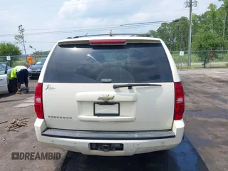 2008 Chevrolet Suburban LTZ z VIN 1GNFC16JX8R252506, wystawiony jako IAAI lot #42402610 z przebiegiem 308 625 mil mil oraz . Historia ofert i sprzedaży dostępna na DreamBid. Obrazek 16.