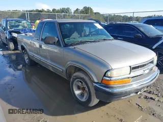 2000 Chevrolet S-10 LS with VIN 1GCCS1957Y8314866, listed as a IAAI auction lot 41452658 with 146,505 mi miles. Bid and sale history available at carsss.com. Image 1.