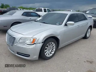 2012 Chrysler 300 z VIN 2C3CCAAG4CH117834, wystawiony jako IAAI lot #42429428 z przebiegiem 226 738 mil mil oraz . Historia ofert i sprzedaży dostępna na DreamBid. Obrazek 2.