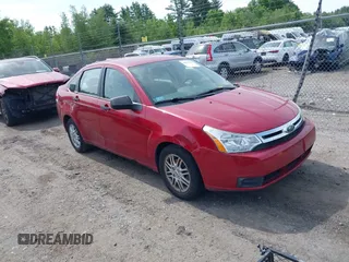2009 Ford Focus SE z VIN 1FAHP35N89W153231, wystawiony jako IAAI lot #42353634 z przebiegiem 119 297 mil mil oraz . Historia ofert i sprzedaży dostępna na DreamBid. Obrazek 1.