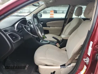 2014 Chrysler 200 Touring z VIN 1C3CCBBB2EN102221, wystawiony jako Copart lot #47847985 z przebiegiem 141 912 mil mil oraz Szkody całkowita. Historia ofert i sprzedaży dostępna na DreamBid. Obrazek 7.