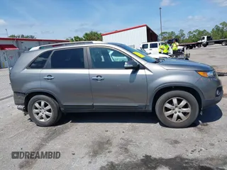 2012 Kia Sorento LX z VIN 5XYKT3A6XCG199254, wystawiony jako IAAI lot #42199700 z przebiegiem 257 644 mil mil oraz . Historia ofert i sprzedaży dostępna na DreamBid. Obrazek 14.