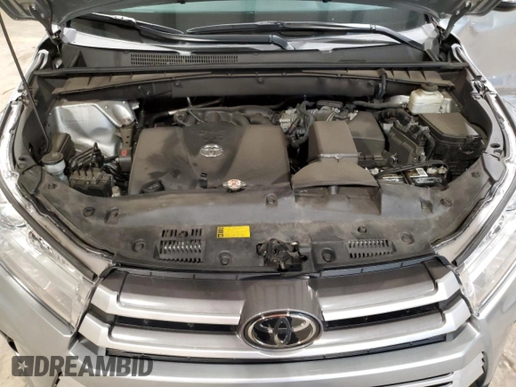 2018 Toyota Highlander LE z VIN 5TDBZRFH5JS889246, wystawiony jako Copart lot #57816195 z przebiegiem 50 747 mil mil oraz Szkoda całkowita • Salvage title. Historia ofert i sprzedaży dostępna na DreamBid. Obrazek 12.