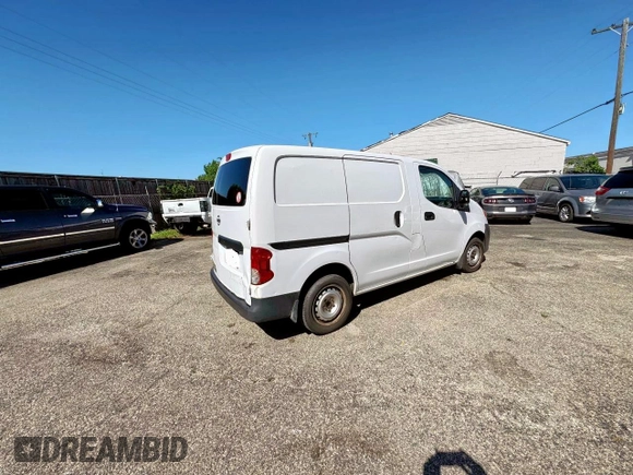 2018 Nissan NV200 S z VIN 3N6CM0KN0JK705415, wystawiony jako Copart lot #56692465 z przebiegiem 263 522 mil mil oraz Czysty tytuł • Clean title. Historia ofert i sprzedaży dostępna na DreamBid. Obrazek 4.