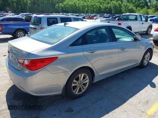 2013 Hyundai Sonata GLS z VIN 5NPEB4AC2DH594583, wystawiony jako IAAI lot #42328518 z przebiegiem 142 504 mil mil oraz . Historia ofert i sprzedaży dostępna na DreamBid. Obrazek 4.