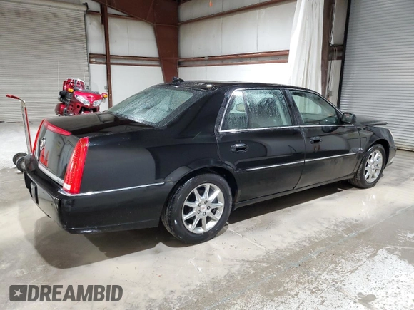 2010 Cadillac DTS 1SC z VIN 1G6KD5EY7AU128077, wystawiony jako Copart lot #58089475 z przebiegiem 203 830 mil mil oraz Szkody całkowita. Historia ofert i sprzedaży dostępna na DreamBid. Obrazek 3.