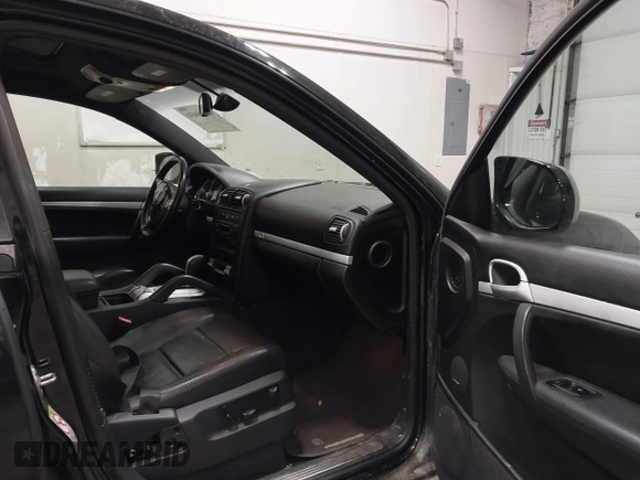 2008 Porsche Cayenne S z VIN WP1AB29P88LA36991, wystawiony jako IAAI lot #42019431 z przebiegiem 149 579 mil mil oraz . Historia ofert i sprzedaży dostępna na DreamBid. Obrazek 5.