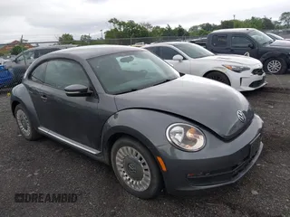 2014 Volkswagen Beetle 1.8T z VIN 3VWJ17AT4EM640278, wystawiony jako IAAI lot #42198194 z przebiegiem 136 096 mil mil oraz . Historia ofert i sprzedaży dostępna na DreamBid. Obrazek 1.