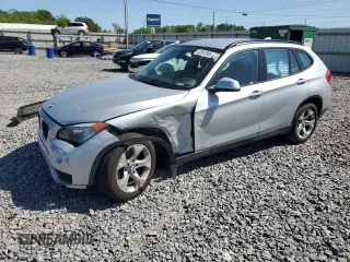 2015 BMW X1 sDrive28i z VIN WBAVM1C56FV318656, wystawiony jako Copart lot #52507695 z przebiegiem 142 993 mil mil oraz Szkoda całkowita • Salvage title. Historia ofert i sprzedaży dostępna na DreamBid. Obrazek 1.