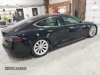2019 Tesla Model S 75D z VIN 5YJSA1E2XKF313955, wystawiony jako IAAI lot #41658345 z przebiegiem 57 085 mil mil oraz . Historia ofert i sprzedaży dostępna na DreamBid. Obrazek 4.