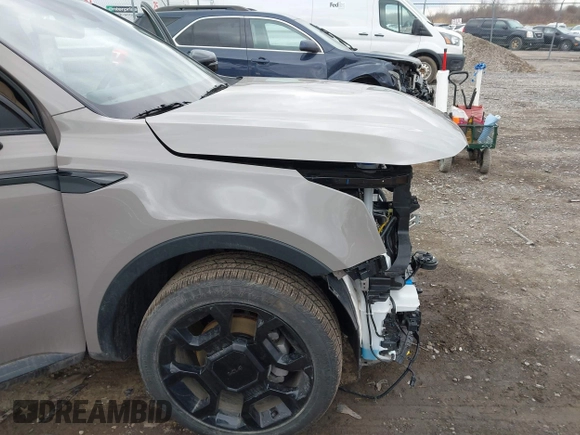 2025 Kia Sorento X-Line SX Prestige z VIN 5XYRKDJF9SG329417, wystawiony jako IAAI lot #41860763 z przebiegiem 1 753 mil mil oraz . Historia ofert i sprzedaży dostępna na DreamBid. Obrazek 18.