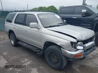 1998 Toyota 4Runner SR5 z VIN JT3GN86RXW0063561, wystawiony jako IAAI lot #42300471 z przebiegiem 311 139 mil mil oraz . Historia ofert i sprzedaży dostępna na DreamBid. Obrazek 1.
