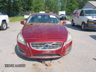 2013 Volvo S60 T5 Premier z VIN YV1612FS0D2203275, wystawiony jako IAAI lot #42521559 z przebiegiem 110 850 mil mil oraz . Historia ofert i sprzedaży dostępna na DreamBid. Obrazek 13.