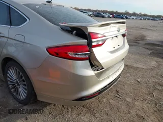 2017 Ford Fusion Titanium z VIN 3FA6P0SU5HR373140, wystawiony jako IAAI lot #41082406 z przebiegiem 98 422 mil mil oraz . Historia ofert i sprzedaży dostępna na DreamBid. Obrazek 6.