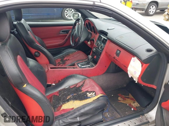 1998 Mercedes-Benz SLK 230/320 z VIN WDBKK47F0WF020242, wystawiony jako IAAI lot #41913424 z przebiegiem Nie podano mil oraz . Historia ofert i sprzedaży dostępna na DreamBid. Obrazek 5.