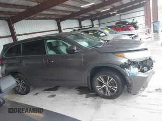 2017 Toyota Highlander LE z VIN 5TDBZRFH6HS386710, wystawiony jako IAAI lot #42226567 z przebiegiem 64 773 mil mil oraz . Historia ofert i sprzedaży dostępna na DreamBid. Obrazek 13.
