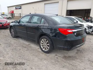 2013 Chrysler 200 Touring z VIN 1C3CCBBB2DN567418, wystawiony jako IAAI lot #42168860 z przebiegiem 173 104 mil mil oraz . Historia ofert i sprzedaży dostępna na DreamBid. Obrazek 3.