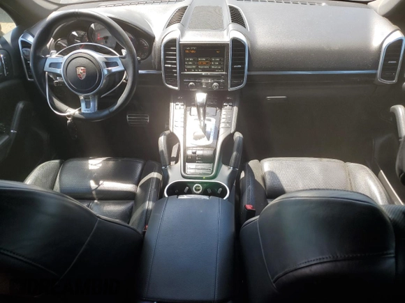 2011 Porsche Cayenne S с VIN WP1AB2A27BLA43020, выставлен на аукционе Copart как лот 55692165 с пробегом 118 676 миль миль и Списание • Salvage title. История ставок и продаж доступна на DreamBid. Изображение 8.