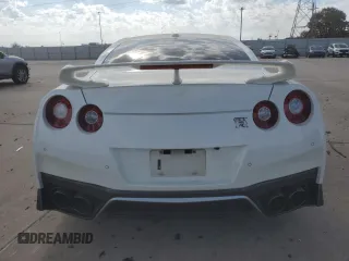 2017 Nissan GT-R Premium z VIN JN1AR5EF1HM820695, wystawiony jako Copart lot #74926844 z przebiegiem 17 647 mil mil oraz Szkody całkowita. Historia ofert i sprzedaży dostępna na DreamBid. Obrazek 6.