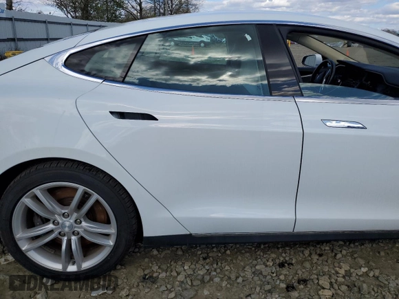 2014 Tesla Model S 60 z VIN 5YJSA1H1XEFP55657, wystawiony jako Copart lot #53405785 z przebiegiem Nie podano mil oraz Czysty tytuł • Clean title. Historia ofert i sprzedaży dostępna na DreamBid. Obrazek 10.