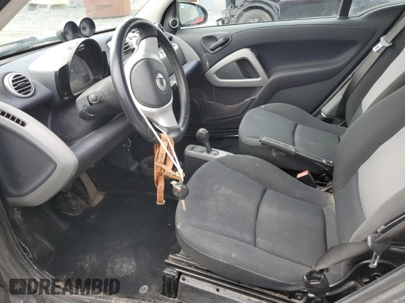 2011 Smart fortwo Pure z VIN WMEEJ3BA5BK487747, wystawiony jako Copart lot #49703445 z przebiegiem 93 489 mil mil oraz Szkoda całkowita • Salvage title. Historia ofert i sprzedaży dostępna na DreamBid. Obrazek 7.