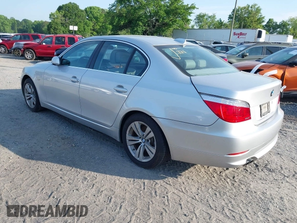 2009 BMW 5 Series 528i with VIN WBANU53569C122711, listed as a IAAI auction lot 42082909 with 157,581 mi miles and . Bid and sale history available at carsss.com. Image 3.