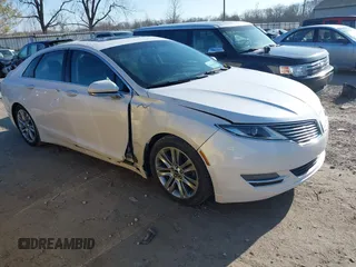 2013 Lincoln MKZ z VIN 3LN6L2G97DR822023, wystawiony jako IAAI lot #41856396 z przebiegiem 129 056 mil mil oraz . Historia ofert i sprzedaży dostępna na DreamBid. Obrazek 1.