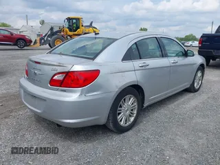 2009 Chrysler Sebring Touring z VIN 1C3LC56BX9N505929, wystawiony jako IAAI lot #42442908 z przebiegiem 114 012 mil mil oraz . Historia ofert i sprzedaży dostępna na DreamBid. Obrazek 4.