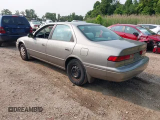 1998 Toyota Camry LE z VIN 4T1BG22K8WU330576, wystawiony jako IAAI lot #42417387 z przebiegiem 99 861 mil mil oraz . Historia ofert i sprzedaży dostępna na DreamBid. Obrazek 3.