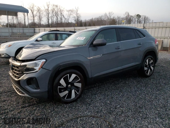 2024 Volkswagen Atlas SE z VIN 1V2WE2CA7RC256058, wystawiony jako Copart lot #48243165 z przebiegiem 2 227 mil mil oraz Szkoda całkowita • Salvage title. Historia ofert i sprzedaży dostępna na DreamBid. Obrazek 1.