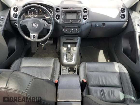 2013 Volkswagen Tiguan SE z VIN WVGAV7AX4DW523112, wystawiony jako Copart lot #53261855 z przebiegiem 86 190 mil mil oraz Szkoda całkowita • Salvage title. Historia ofert i sprzedaży dostępna na DreamBid. Obrazek 8.