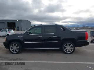 2008 Cadillac Escalade EXT z VIN 3GYFK62898G267066, wystawiony jako IAAI lot #41838226 z przebiegiem 115 559 mil mil oraz . Historia ofert i sprzedaży dostępna na DreamBid. Obrazek 14.