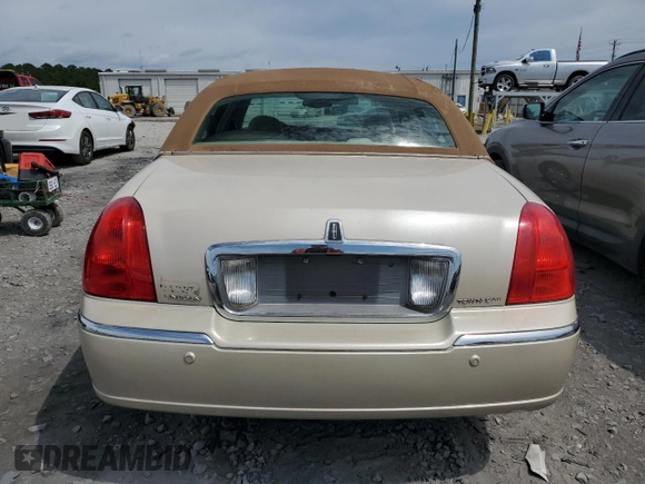2003 Lincoln Town Car Cartier z VIN 1LNHM83W33Y690270, wystawiony jako Copart lot #51682235 z przebiegiem 118 355 mil mil oraz Szkoda całkowita • Salvage title. Historia ofert i sprzedaży dostępna na DreamBid. Obrazek 6.