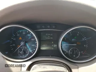 2010 Mercedes-Benz M 350 z VIN 4JGBB8GB8AA572076, wystawiony jako Copart lot #55743115 z przebiegiem 128 979 mil mil oraz Tytuł czysty. Historia ofert i sprzedaży dostępna na DreamBid. Obrazek 9.