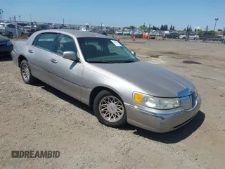 1999 Lincoln Town Car Signature z VIN 1LNHM82WXXY678088, wystawiony jako IAAI lot #42097845 z przebiegiem 174 561 mil mil oraz . Historia ofert i sprzedaży dostępna na DreamBid. Obrazek 1.