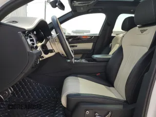 2019 Bentley Bentayga V8 z VIN SJAAM2ZV0KC026362, wystawiony jako Copart lot #54059393 z przebiegiem 31 530 mil mil oraz . Historia ofert i sprzedaży dostępna na DreamBid. Obrazek 7.