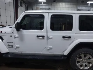 2018 Jeep Wrangler Unlimited Sahara z VIN 1C4HJXEG3JW117990, wystawiony jako IAAI lot #42290861 z przebiegiem 86 907 mil mil oraz . Historia ofert i sprzedaży dostępna na DreamBid. Obrazek 14.