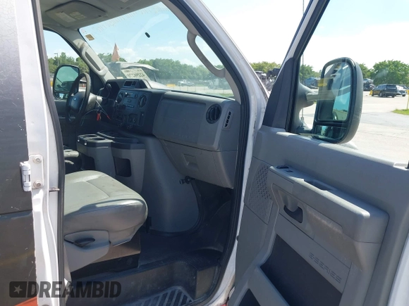 2013 Ford Econoline Cargo Commercial z VIN 1FTNE2EW8DDB01110, wystawiony jako IAAI lot #42290270 z przebiegiem 241 988 mil mil oraz . Historia ofert i sprzedaży dostępna na DreamBid. Obrazek 5.