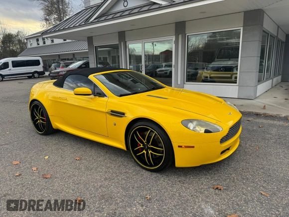 2009 Aston Martin Vantage z VIN SCFBF04C39GD12589, wystawiony jako Copart lot #79923024 z przebiegiem 50 303 mil mil oraz Czysty tytuł • Clean title. Historia ofert i sprzedaży dostępna na DreamBid. Obrazek 1.