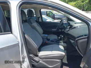 2017 Ford Escape SE z VIN 1FMCU9G95HUD37371, wystawiony jako IAAI lot #42393304 z przebiegiem 76 039 mil mil oraz . Historia ofert i sprzedaży dostępna na DreamBid. Obrazek 5.