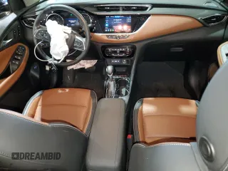 2023 Buick Encore GX Essence z VIN KL4MMFSL7PB106941, wystawiony jako Copart lot #61770545 z przebiegiem 36 593 mil mil oraz Nie do naprawy • Non repairable. Historia ofert i sprzedaży dostępna na DreamBid. Obrazek 8.
